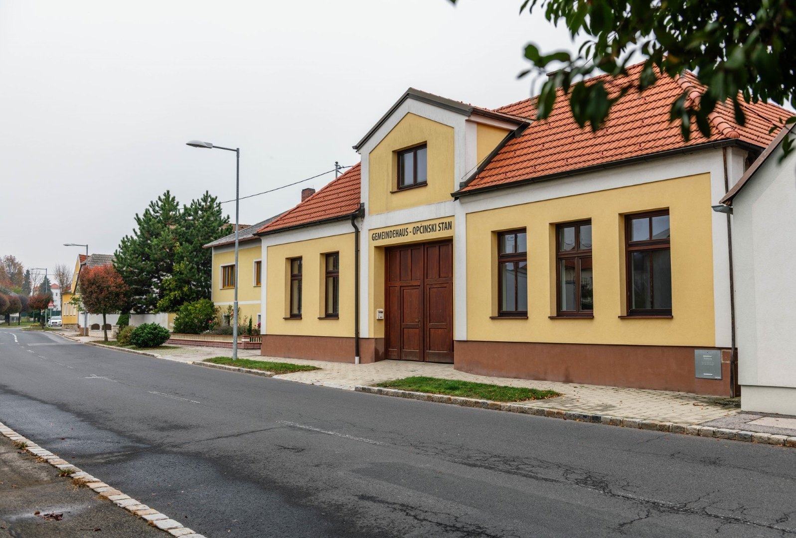 [Translate to Burgenland-Kroatisch:] seitliche Ansicht des Amtsgebäudes in Kleinwarasdorf 